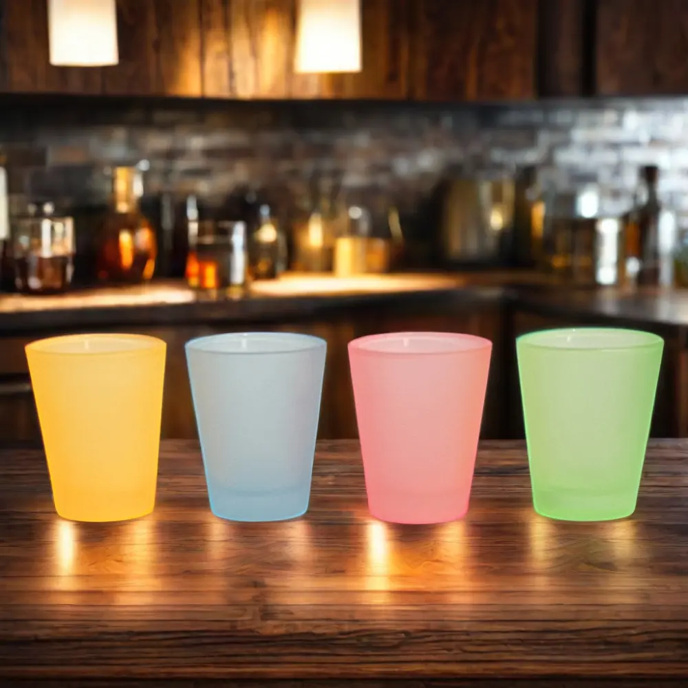 Vasos de chupito clásicos de 50ml que brillan en la barra oscura, cristalería para beber con logotipo personalizado y color para vino