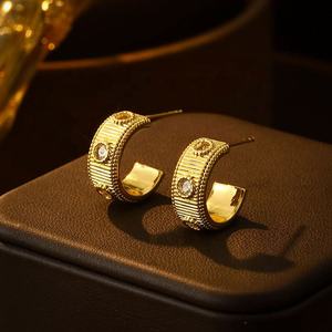 Boucles d'oreilles en argent en forme de C filetées de style mi-ancien pour femmes, design luxueux et tendance pour les tenues branchées, cadeau - Product Image 4