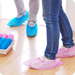 Fundas Desechables para Zapatos de PP Blancas Ecológicas HR con Protección Antideslizante, Suela Recubierta de Plástico Extra Blanco, Degradables, 230x420mm, 100/unidad - Product Image 1