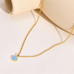 จี้กลมสแตนเลสสตีลชุบทองประดับโอปอล - Product Image 2