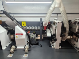 Máquina de Enchapado de Cantos Automática para Trabajar la Madera JUNDE de 6.5KW con Doble Recorte - Product Image 4