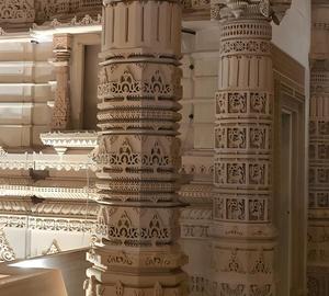 Pilar de Templo Exquisitamente Elaborado con Detalles Intrincados Tallados a Mano y Arquitectura Sagrada Atemporal - Product Image 2