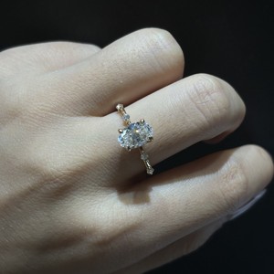 Anello di Fidanzamento e Matrimonio Personalizzato in Oro Massiccio 10k 14k 18k con Diamante Ovale Certificato IGI D VVS Coltivato in Laboratorio CVD/HPHT - Product Image 4