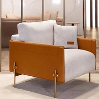 Canapé en tissu moderne de luxe avec table d'appoint en marbre intégrée, revêtement beige, structure en métal, style italien pour salon