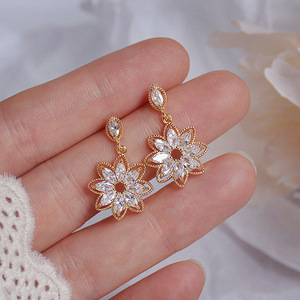 Orecchini Pendenti Vintage con Fiori di Cristallo per Donne, Dettagli Floreali con Pavé, Accessori per Uso Quotidiano e Feste - Product Image 1