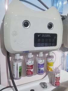 Machine à bulles de bain automatique pour chat et chien SPA en plastique avec 4 flacons Produits de toilettage pour animaux de compagnie Nettoyage de la salle de bain Shampoing en caoutchouc - Product Image 3