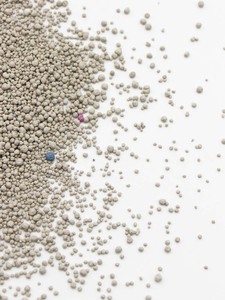 DongnaiPETS Arena para Gatos Ecológica, Biodegradable, Aglomeración Rápida, Control de Olores, 99% Libre de Polvo, Absorbente, Bentonita, Zeolita, Maíz - Product Image 5