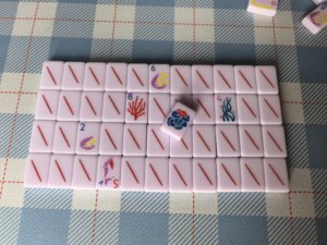 Fichas <span class=keywords><strong>de</strong></span> Mahjong Americanas <span class=keywords><strong>de</strong></span> Acrílico <span class=keywords><strong>de</strong></span> Una Sola Capa, Color Rosa Concha Costera, Modernas y <span class=keywords><strong>de</strong></span> Lujo, 1-7/16 Pulgadas, 160 Piezas, Grabadas con Coral y Caballito <span class=keywords><strong>de</strong></span> <span class=keywords><strong>Mar</strong></span>, Plegables - Product Image 2