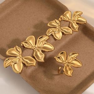 Conjunto de collar largo y pendientes de madera con círculo hueco de metal dorado estilo bohemio para mujer Conjunto de joyería - Product Image 1