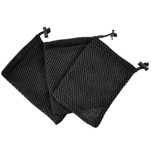 Schwarze Qualität Nylon Mesh Kordel zug Tasche mit Kunststoffsc halter kleines Loch Mesh Tasche Großhandel Stickerei Logo auf Tasche