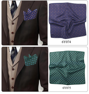 Fazzoletto Quadrato Formale 30X30CM Personalizzabile con Stampa Digitale, Elegante Fazzoletto da Taschino in Poliestere Effetto Seta per Uomo - Product Image 4