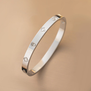 Brazalete de Mujer al por Mayor, Estilo Europeo y Americano, Chapado en Oro, Acero Inoxidable con Incrustaciones de Diamantes, Diseño de Flores y Corazones - Product Image 3