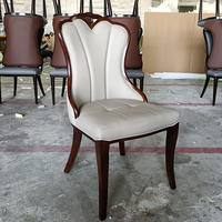 Chaise de salle à manger large et moderne, avec pieds en bois, style Chesterfield, en cuir