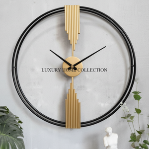 Relojes de pared de metal de latón redondos decorativos de estilo antiguo con grandes números romanos ideales para interiores tradicionales y elegantes - Product Image 1