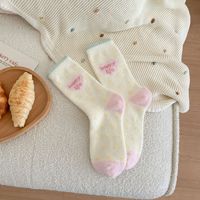 Chaussettes roses pour femmes, chaussettes mi-mollet épaisses et chaudes pour l'automne et l'hiver, chaussettes de sol post-partum mignonnes et dessinées pour femmes