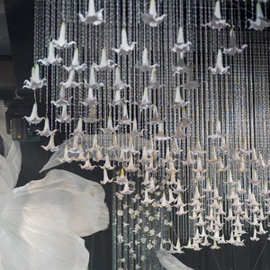 ดอกลิลลี่จำลอง EVA ตกแต่งแขวนรูปทรงหยดน้ำ ทำจากยาง PU นุ่ม โรแมนติก เหมาะสำหรับตกแต่งเพดานงานแต่งงาน และใช้เป็นพร็อพถ่ายภาพกลางแจ้ง - Product Image 1