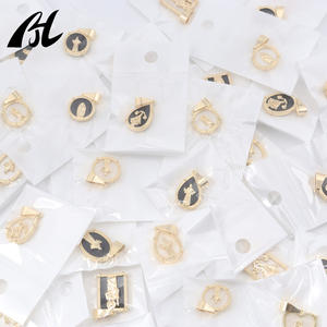 Liontin Virgin Mary and Saint Judas hitam dan putih tetesan minyak emas berlapis pengiriman acak untuk penggunaan agama - Product Image 6