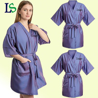 Robe de salon en polyester pour client, avec logo brodé personnalisé, tablier et blouse de coiffure imperméable pour coupe de cheveux