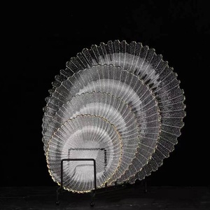 Ensemble d'assiettes en verre côtelé avec bordure dorée, design élégant, pour la décoration des événements - Product Image 2