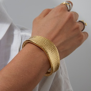 J & D 18K placa de oro brazalete de acero inoxidable alto pulido minimalista grueso martillado brazalete abierto