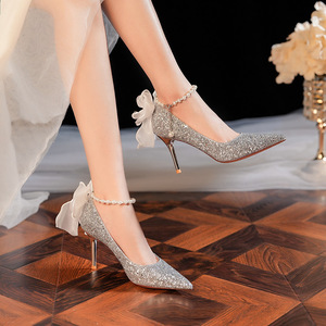 Zapatos de tacón de aguja con punta en pico, correa de perlas en el tobillo y decoración de lazo para novias y bodas. - Product Image 3