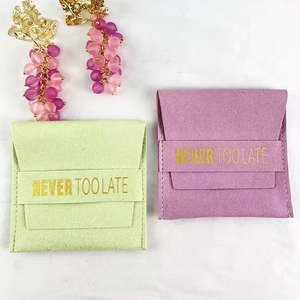 Bolsa Pequeña de Microfibra Rosa de 8x8 cm con Logo Personalizado para Joyería con Tarjeta de Inserción para Exhibición de Pendientes - Product Image 6