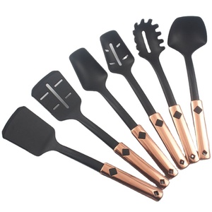 Juego de utensilios de <span class=keywords><strong>cocina</strong></span> chapados en cobre y oro rosa, mango de aleación de <span class=keywords><strong>aluminio</strong></span>, utensilios de nailon para café y <span class=keywords><strong>cocina</strong></span> - Product Image 1