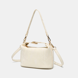 <span class=keywords><strong>Bolso</strong></span> de mano cruzado de piel sintética brillante para mujer, con diseño de almohada, efecto nube, asa superior estructurada, correa con hebilla y cremallera, para uso diario. - Product Image 3