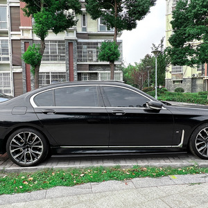 Faldones Laterales Deportivos M Sport para BMW Serie 7 G12 Distancia Entre Ejes Larga, Textura de Fibra de Carbono, Acabado Mate, 2016-2022, Modificación Exterior - Product Image 1