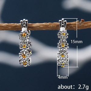 Orecchini a margherita bicolore da donna, semplici accessori floreali alla moda per l'uso quotidiano - Product Image 5