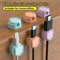 Organiseurs de câbles magnétiques à paillettes avec couvercles articulés et bases adhésives pour le rangement des câbles de charge sur les bureaux et les tables de chevet