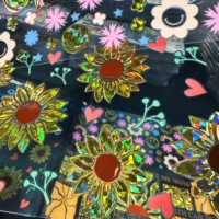 Autocollants personnalisables en gros pour gobelets, en PET holographique doré UV, motifs de dessins animés, écologiques, lavables, imperméables et durables