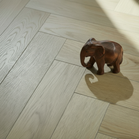Parquet stratifié durable en chevrons 8mm HDF AC4 à clipser, résistant aux rayures EIR, idéal pour les zones à fort trafic (centres commerciaux)