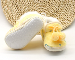 Chaussures d'hiver en coton pour bébés filles et garçons, souples, en peluche, épaisses, pour nouveau-né, vente en gros - Product Image 4