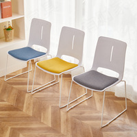 Fournisseur chinois de chaise empilable en plastique Nouveau design confortable chaise d'école en plastique moderne chaise de conférence pour salle de formation