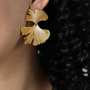 Boucles d'oreilles délicates en acier inoxydable plaqué or 18 carats, motif feuille de Ginkgo, pour femmes, bijoux personnalisés - Product Image 5