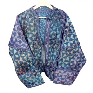 Veste Kantha en coton faite main style bohème, design matelassé, écologique, séchage rapide, respirante, prête pour l'hiver, taille unique disponible, haute qualité - Product Image 1