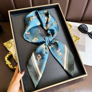 <span class=keywords><strong>Elegante</strong></span> <span class=keywords><strong>Sciarpa</strong></span> Quadrata <span class=keywords><strong>Blu</strong></span> per Donne, Motivo Ciliegie Primavera-Estate, Poliestere di Alta Qualità, Sottile e Morbida come Seta - Product Image 3