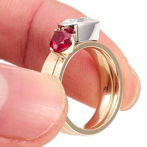 Anillo de Oro Macizo con Dos Piedras de Zafiro Cultivado en Laboratorio, Corte Pera, Rubí y OMC, Joyería de Lujo Personalizada para Boda - Product Image 3