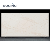 Vente en gros de surfaces en quartz reconstitué Calacatta blanc à veines dorées de 64*126 pouces pour îlot de cuisine, plateau de table, plans de travail