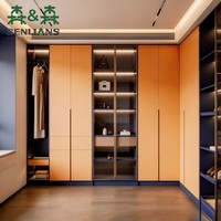 Armoire intégrée minimaliste moderne avec portes à panneaux orange, vitrine en verre, étagère ouverte et éclairage LED