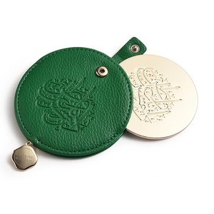 Espejo de Maquillaje de Bolsillo Redondo de Aleación de Zinc con Logotipo en Relieve y Borlas para Damas - Product Image 1