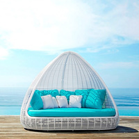 Moderner Wasserdichter Rattan-Rundtagesbett Hotel-Schwimmbad-Möbel Strandliege mit Baldachin