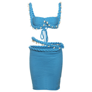 Nouvel ensemble 2 pièces tendance en tricot de laine fait main au crochet, composé d'un haut licou et d'une jupe courte à motif torsadé - Product Image 4