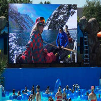 Téléviseur LED d'extérieur haut de gamme pour piscine, étanche IP66, résolution 4K, lisible en plein soleil, 4500-10000 Nits, couleur intégrale, pour l'élégance