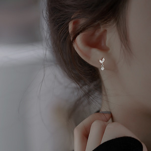 Orecchini a Perno con Piccoli Accenti in Pietra per Donne, Gioielli Minimalisti alla Moda - Product Image 4
