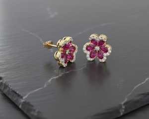 Pendientes de Oro de 18 Quilates con Rubíes y Diamantes Florales, Pendientes Finos Más Vendidos - Product Image 1