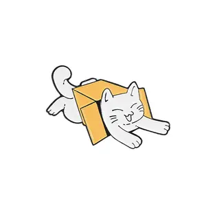 جلد القط اللطيف يوضع في حقيبة ويمر خلال صندوق من الورق المقوى ويعب بشكل سعيد دبوس بشعار حيوان مطلي بالمينا