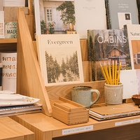 Vitrine de présentation en bois massif pour librairie avec logo personnalisé et éclairage LED pour présentoir de magasin