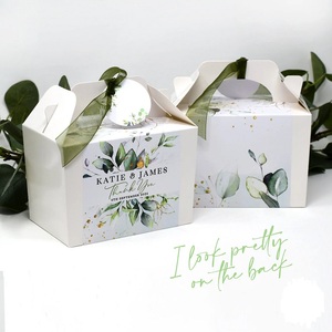 Scatola bomboniera personalizzata con foglie di eucalipto, torta, dolci, attività, scatole regalo. Decorazioni da tavolo e Paperie abbinate disponibili. - Product Image 3